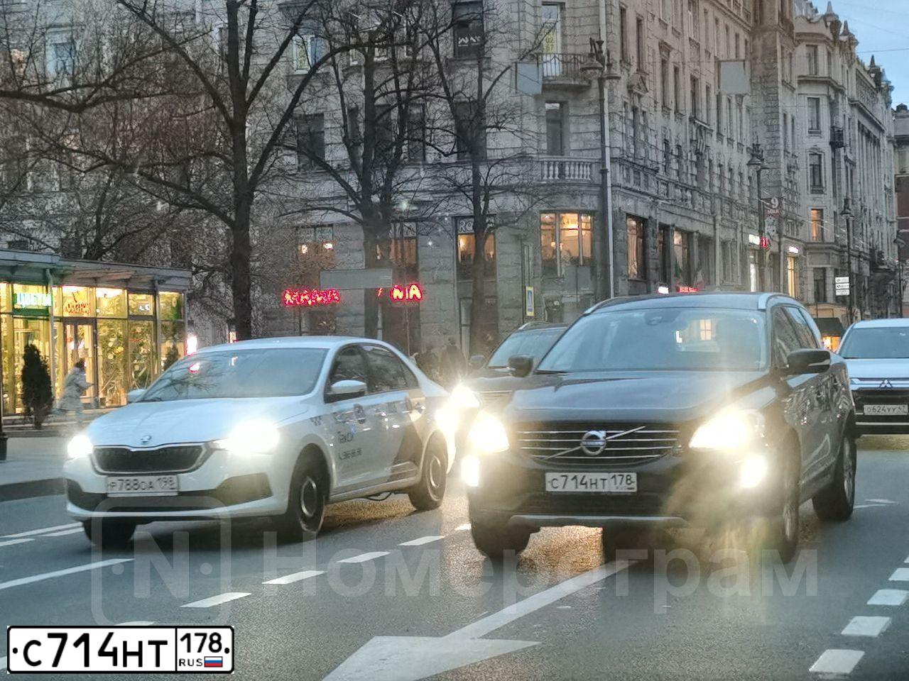 Фото автомобиля VOLVO XC60, 2015 — госномер М845УУ198. Цвет: синий