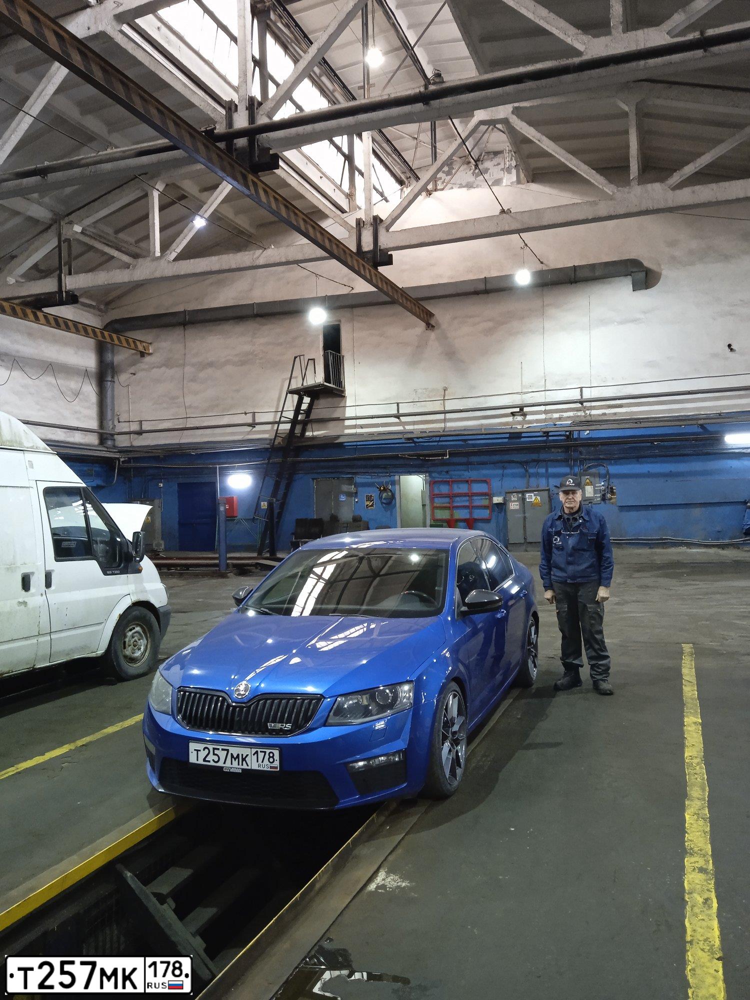 Фото автомобиля SKODA OCTAVIA, 2014 — госномер М005ВТ198. Цвет: синий