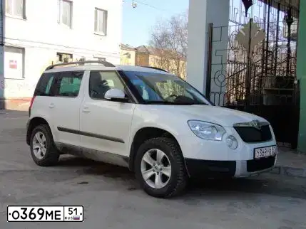 Фото автомобиля SKODA YETI, 2011 — госномер О369МЕ51. Цвет: БЕЛЫЙ