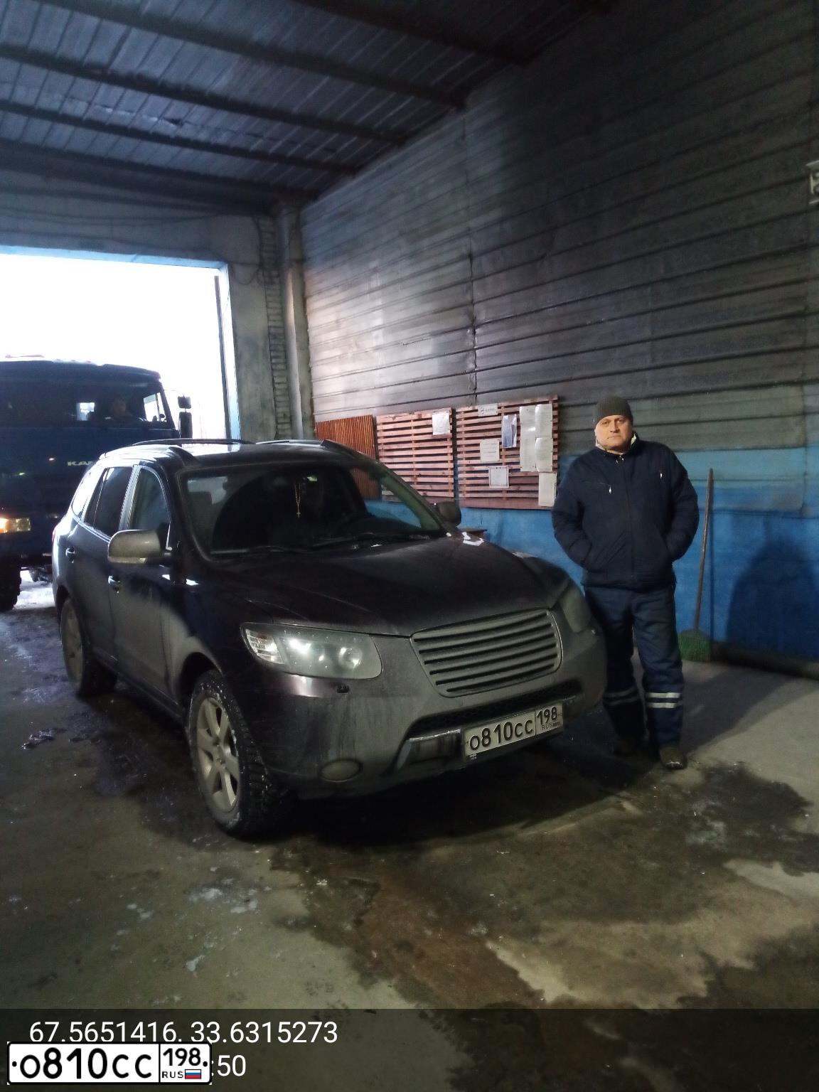 Фото автомобиля HYUNDAI SANTA FE, 2008 — госномер О810СС198. Цвет: ТЕМНО-ВИШНЕВЫЙ