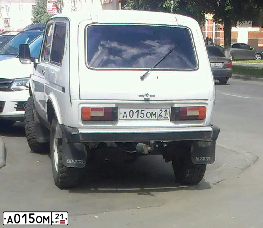 Фото автомобиля LADA 2121 NIVA, 1992 — госномер А015ОМ21. Цвет: БЕЛЫЙ