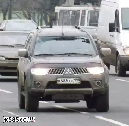 Фото автомобиля MITSUBISHI PAJERO SPORT, 2013 — госномер К585ХС199. Цвет: ЧЕРНЫЙ