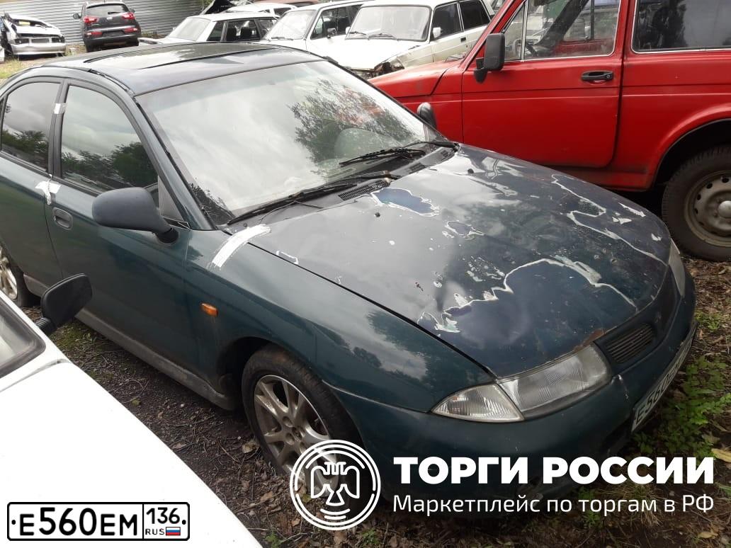 Фото автомобиля MITSUBISHI CARISMA, 1996 — госномер Е560ЕМ136. Цвет: ЗЕЛЕНЫЙ