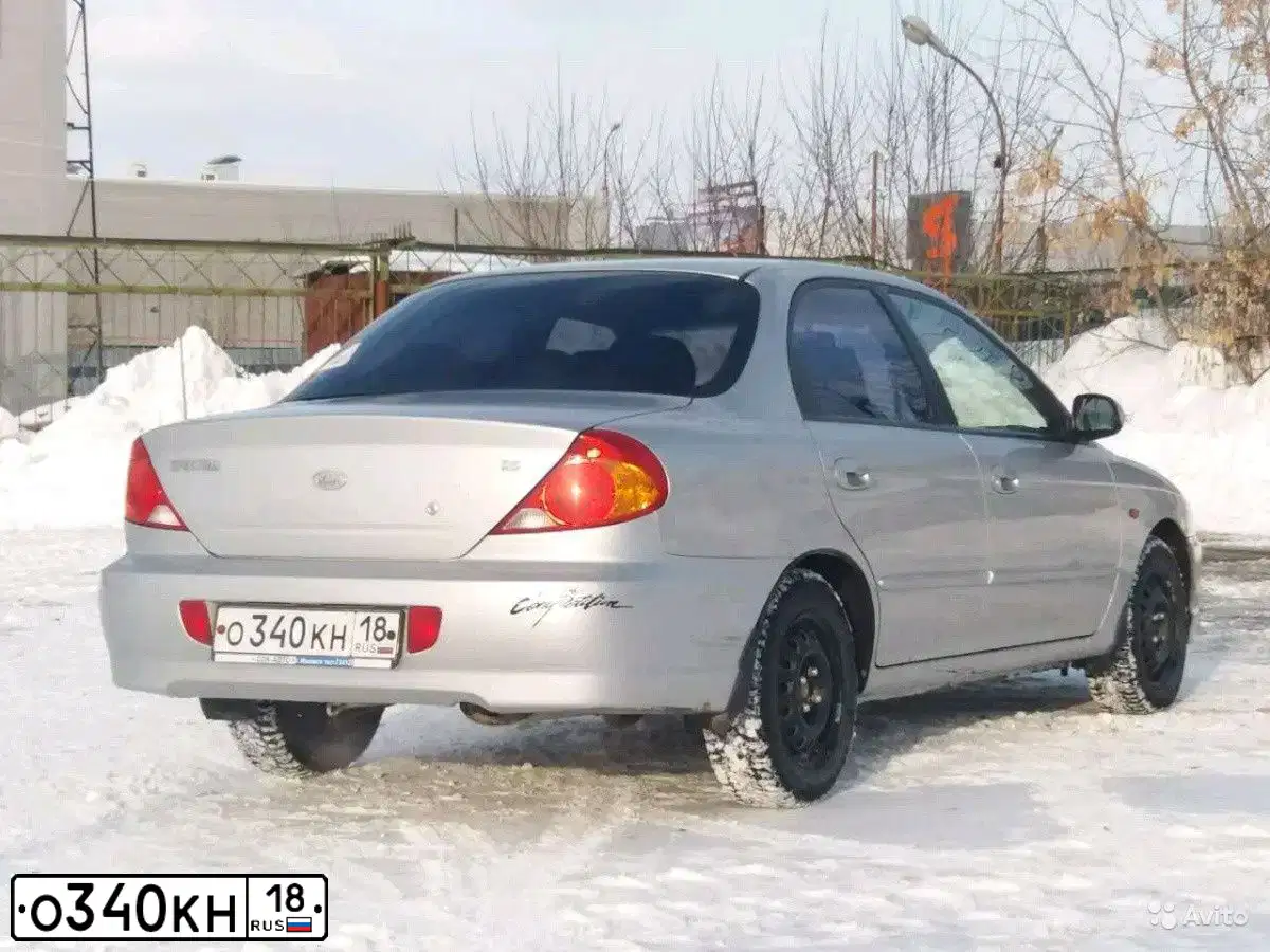 Фото автомобиля KIA SPECTRA, 2008 — госномер В635ЕУ18. Цвет: АЛМАЗНОЕ СЕРЕБРО