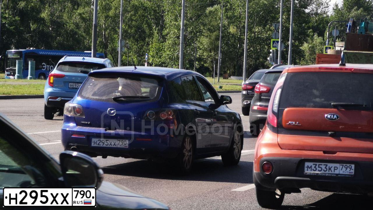 Фото автомобиля MAZDA 3, 2006 — госномер В271АМ550. Цвет: синий