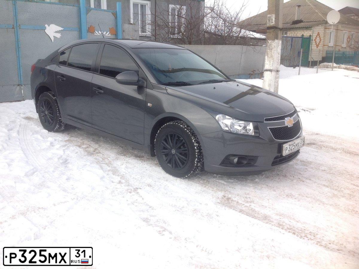 Фото автомобиля CHEVROLET CRUZE, 2011 — госномер Р325МХ31. Цвет: СЕРЫЙ МЕТАЛЛИК