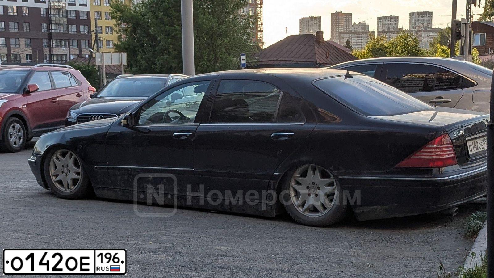 Фото автомобиля MERCEDES S-KLASSE, 2004 — госномер О142ОЕ196. Цвет: ЧЕРНЫЙ