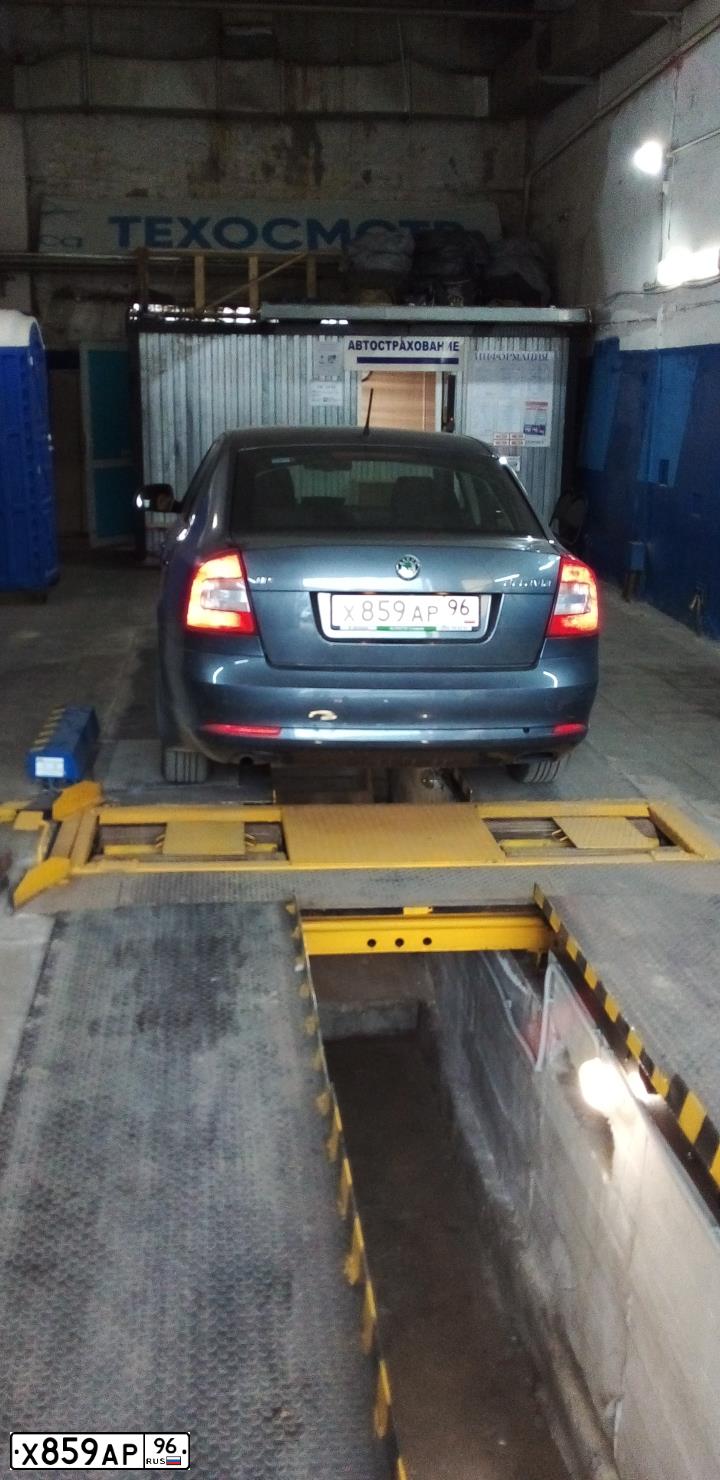 Фото автомобиля SKODA OCTAVIA, 2012 — госномер Х859АР96. Цвет: ТЕМНО-СЕРЫЙ