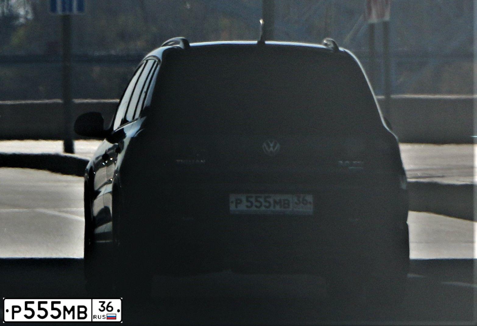 Фото автомобиля VOLKSWAGEN TIGUAN, 2013 — госномер Р555МВ36. Цвет: ЧЕРНЫЙ
