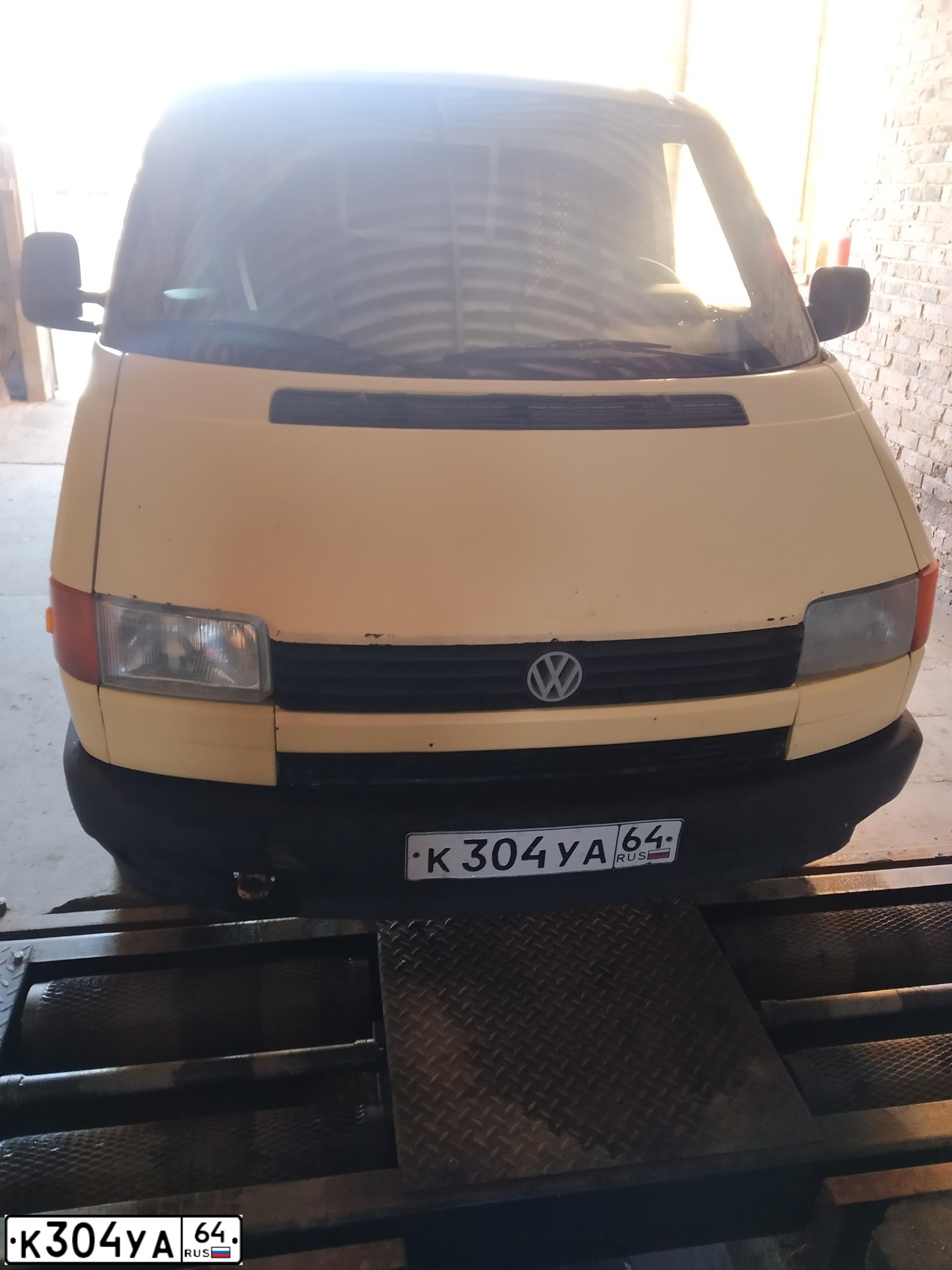 Фото автомобиля VOLKSWAGEN TRANSPORTER, 1991 — госномер Р311КР761. Цвет: ЖЁЛТЫЙ