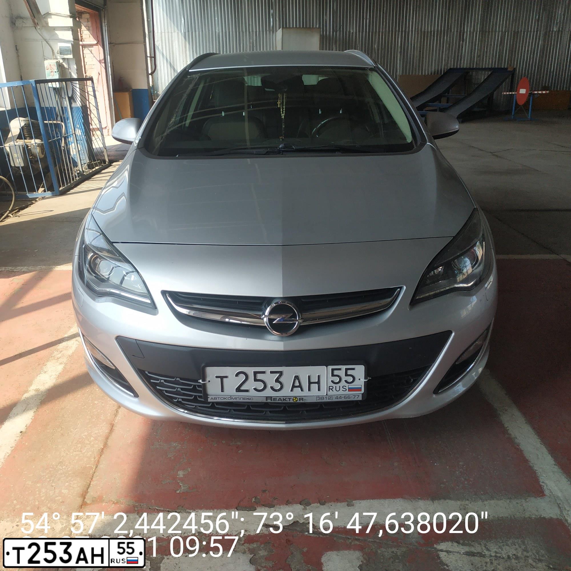 Фото автомобиля OPEL ASTRA, 2012 — госномер Т253АН55. Цвет: СЕРЕБРИСТЫЙ