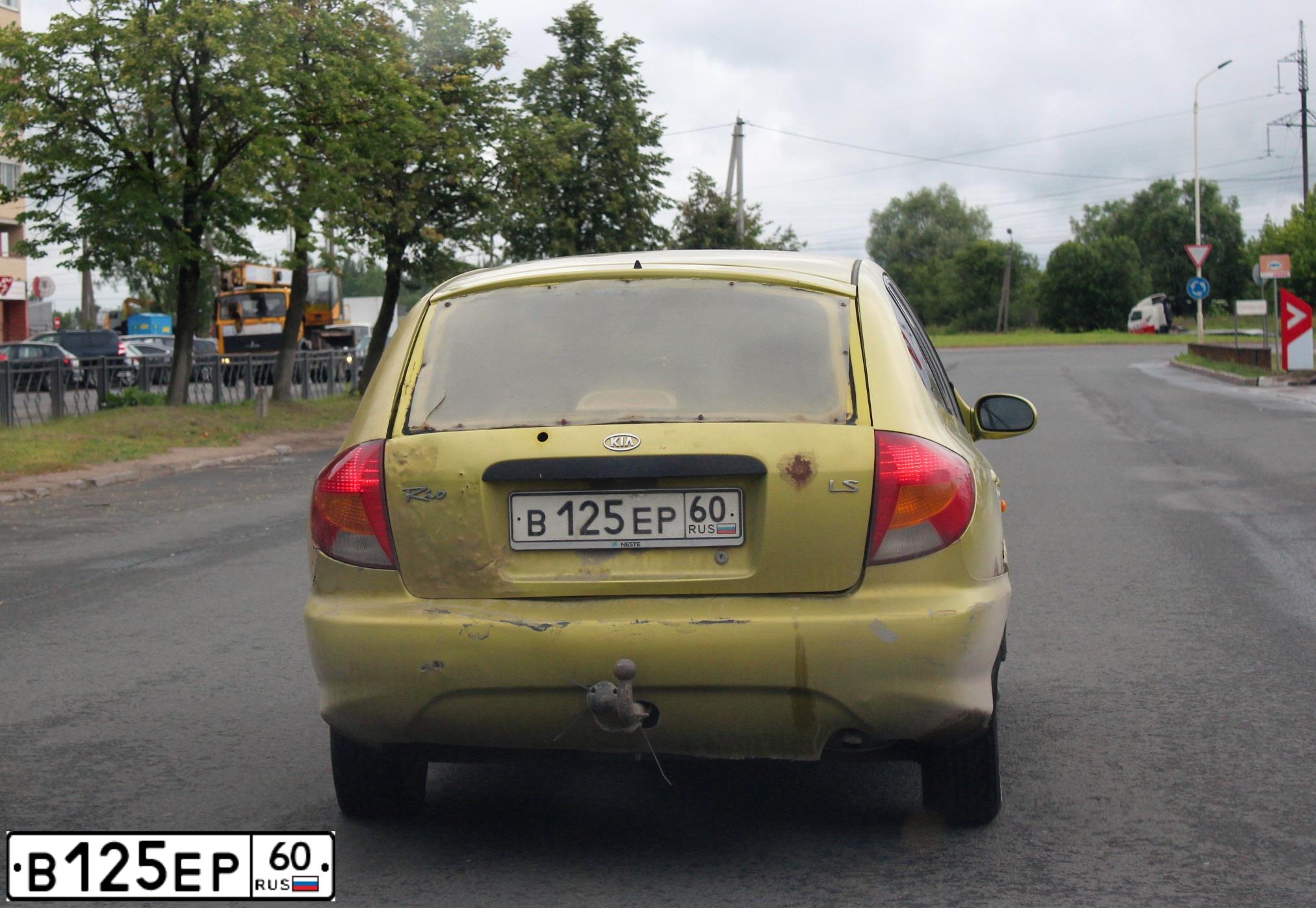 Фото автомобиля KIA RIO, 2000 — госномер В125ЕР60. Цвет: ЖЕЛТЫЙ