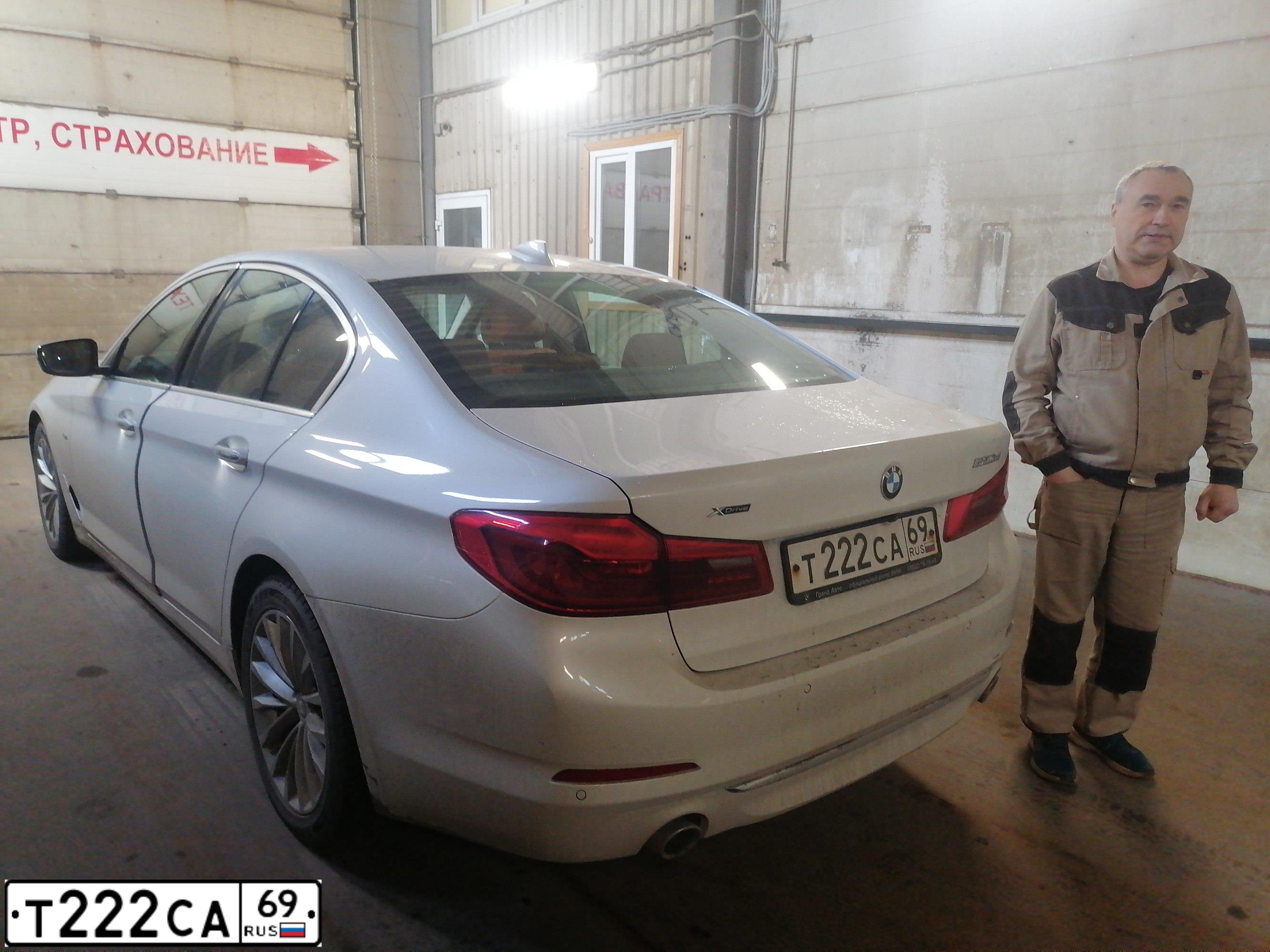 Фото автомобиля BMW SERIE 5, 2013 — госномер М860ОО198. Цвет: БЕЛЫЙ МЕТАЛЛИК