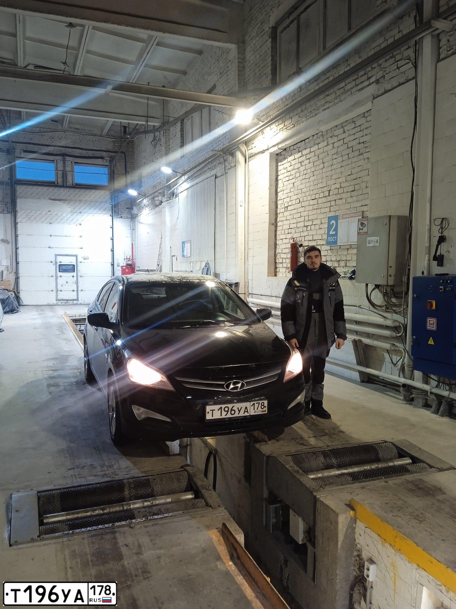 Фото автомобиля HYUNDAI SOLARIS, 2015 — госномер Т196УА178. Цвет: ЧЕРНО-СЕРЫЙ