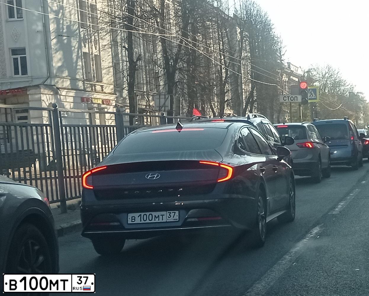 Фото автомобиля HYUNDAI SONATA, 2020 — госномер В100МТ37. Цвет: СЕРЫЙ
