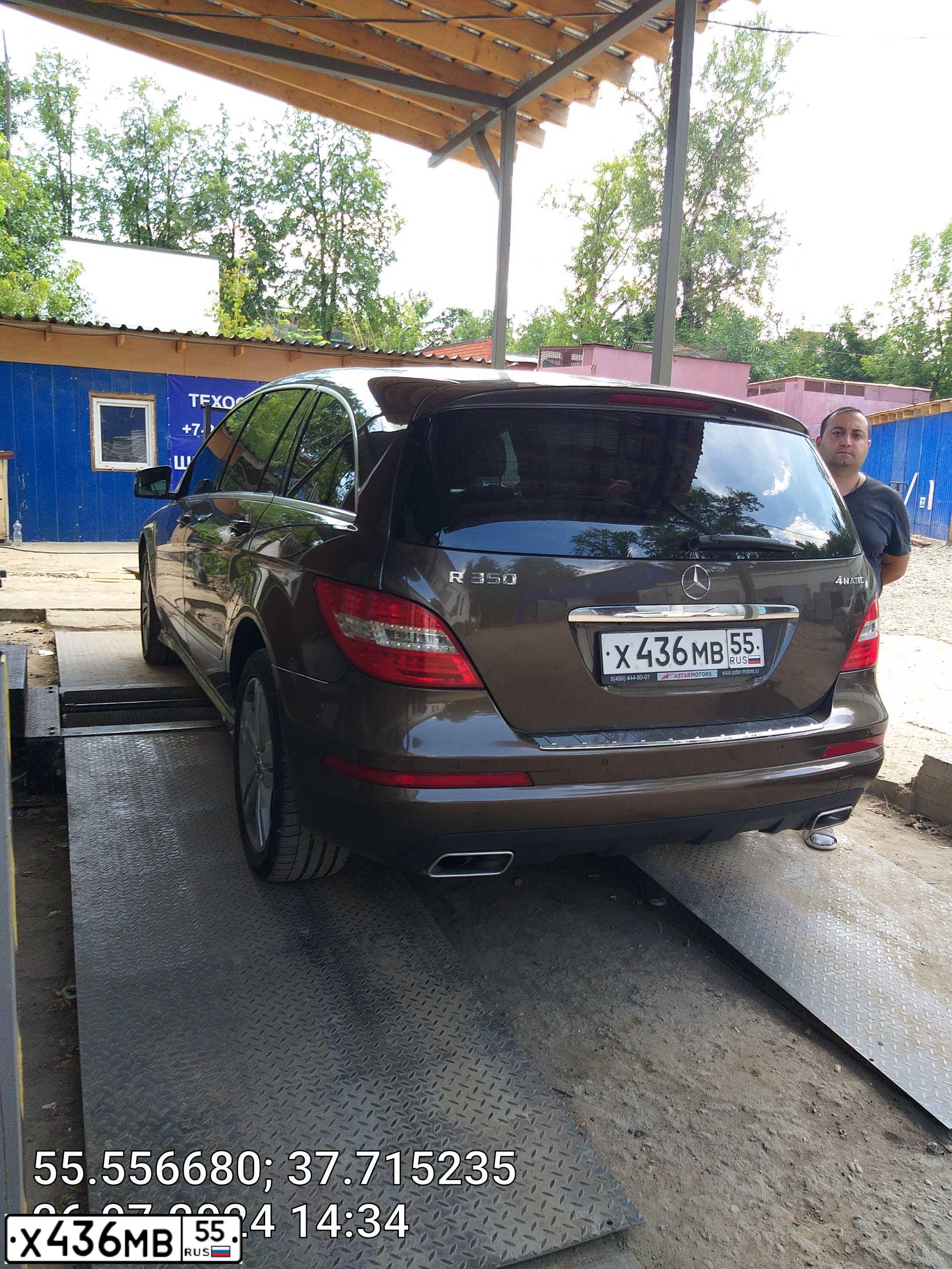 Фото автомобиля MERCEDES R-KLASSE, 2012 — госномер О009ММ199. Цвет: Коричневый