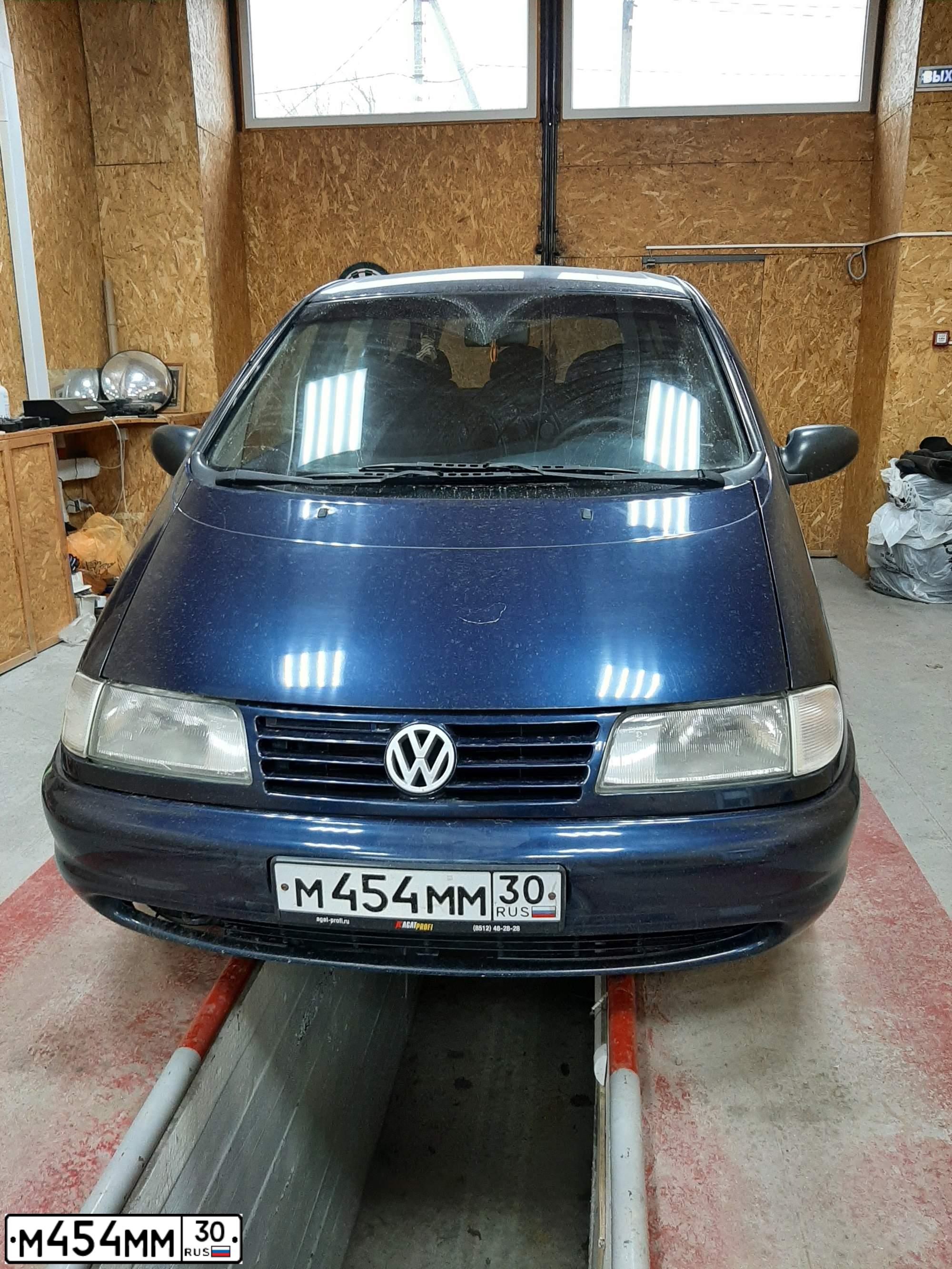 Фото автомобиля VOLKSWAGEN SHARAN, 1998 — госномер М454ММ30. Цвет: СИНИЙ