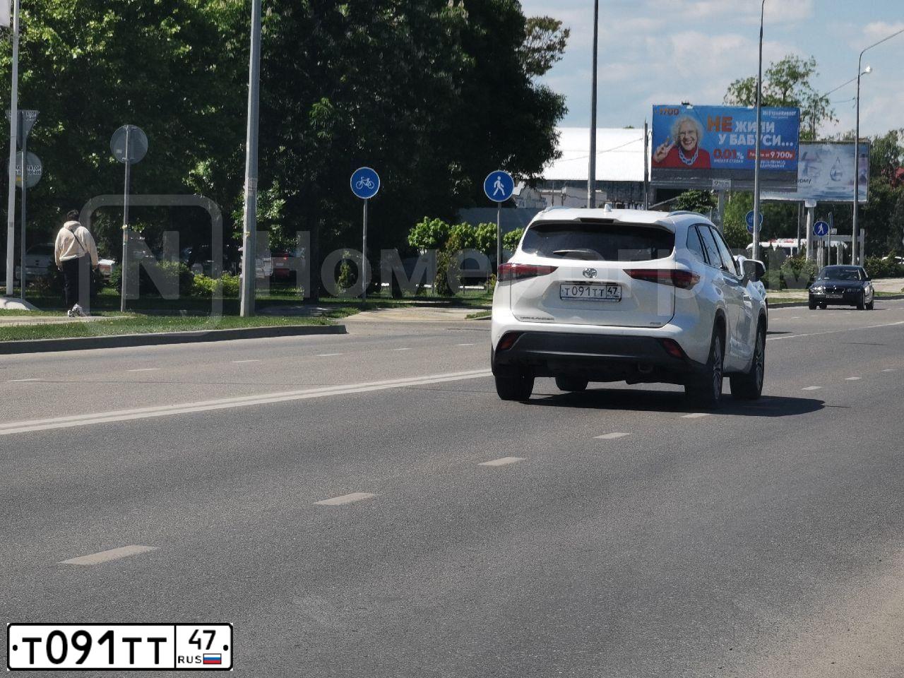 Фото автомобиля TOYOTA HIGHLANDER, 2021 — госномер Т258ТР33. Цвет: Белый