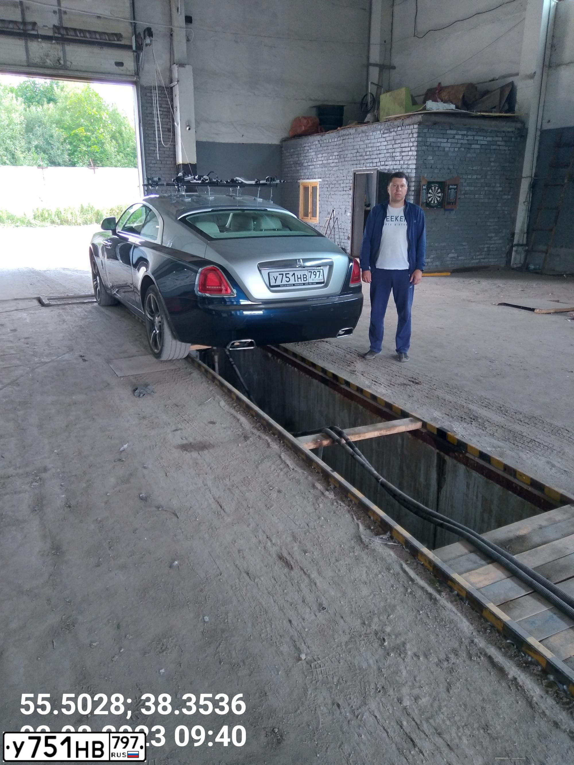 Фото автомобиля ROLLS ROYCE ROLLS-ROYCE WRAITH, 2014 — госномер У751НВ797. Цвет: ТЕМНО-СИНИЙ