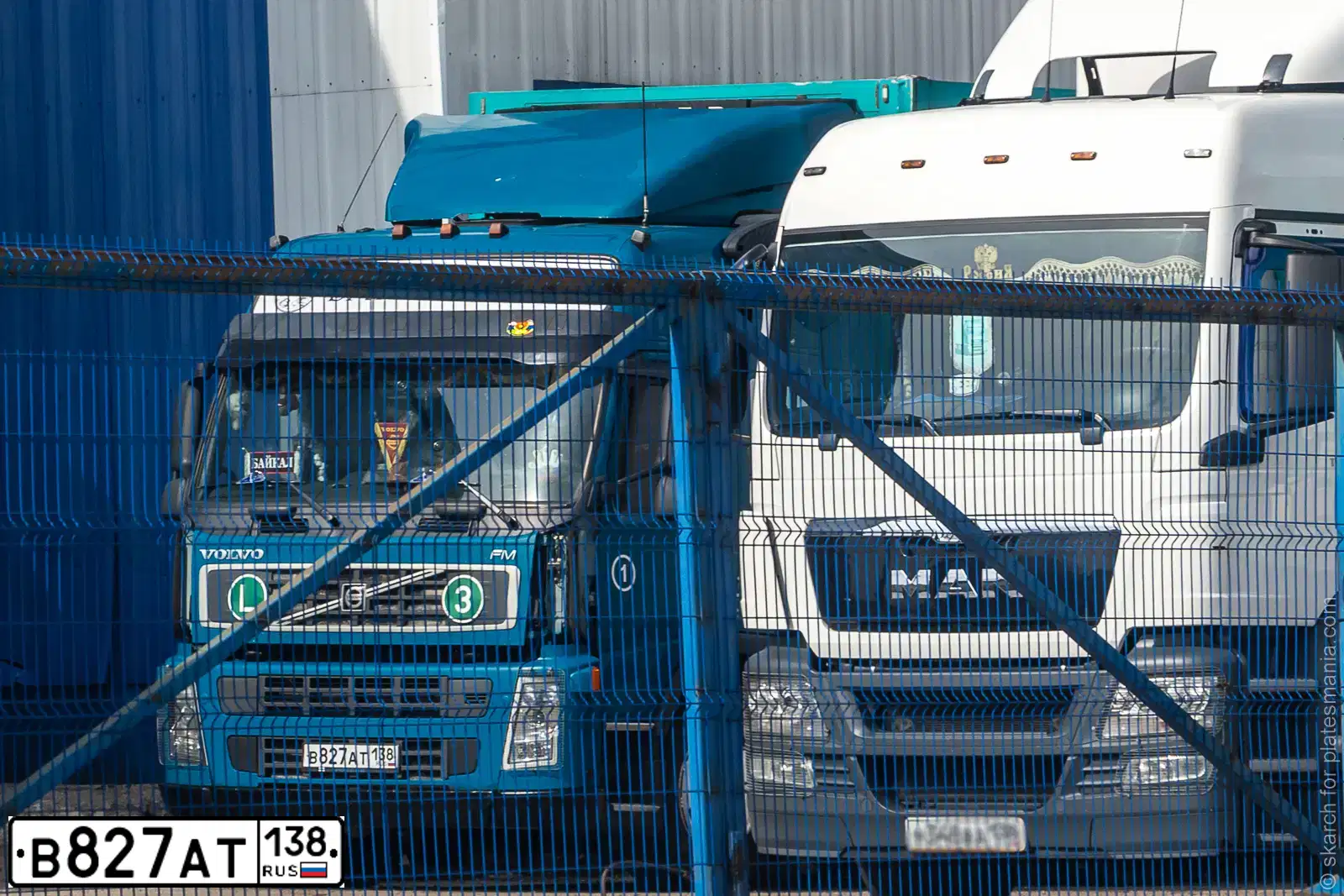 Фото автомобиля VOLVO FM4X2, 2008 — госномер О094ВУ75. Цвет: сине-зеленый