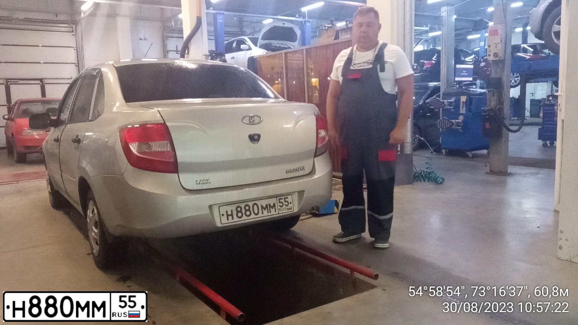 Фото автомобиля LADA 2190 GRANTA, 2013 — госномер Н880ММ55. Цвет: СЕРЕБРИСТЫЙ