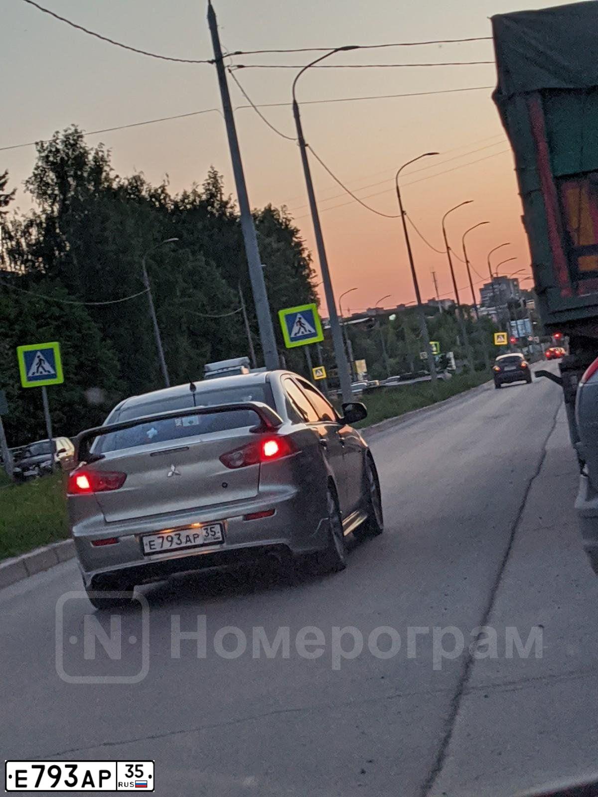 Фото автомобиля MITSUBISHI LANCER, 2007 — госномер Е793АР35. Цвет: БЕЖЕВЫЙ