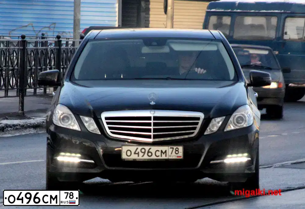 Фото автомобиля MERCEDES E-KLASSE, 2011 — госномер Е174КК164. Цвет: ЧЕРНЫЙ