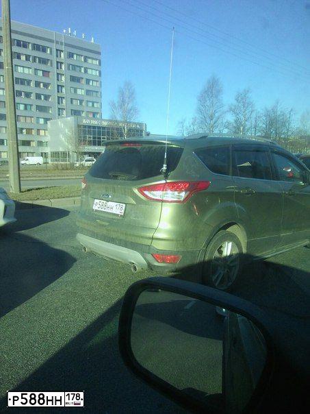 Фото автомобиля FORD KUGA, 2014 — госномер Е293УВ198. Цвет: СЕРО-ЗЕЛЕНЫЙ