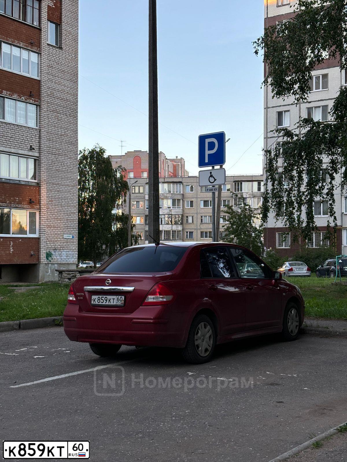 Фото автомобиля NISSAN TIIDA, 2010 — госномер К859КТ60. Цвет: Красный