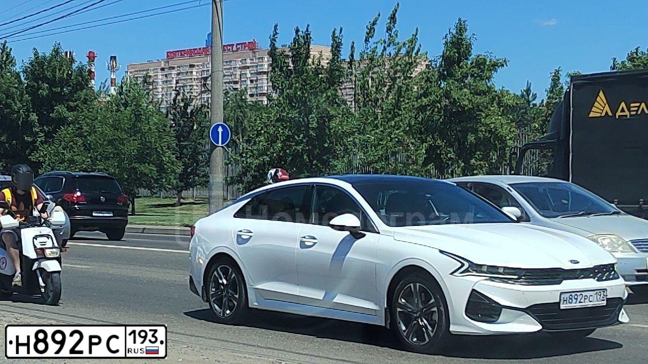 Фото автомобиля KIA K5, 2020 — госномер Н892РС193. Цвет: Белый