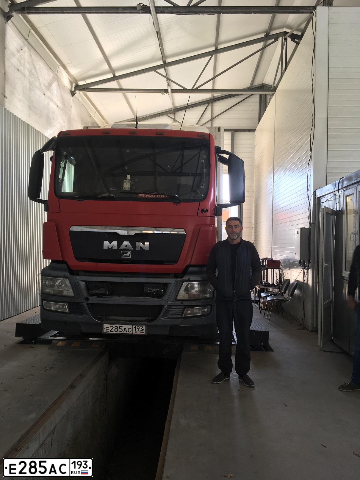 Фото автомобиля MAN TGS 26.XXX /6X2/, 2010 — госномер Е285АС193. Цвет: КРАСНО-БЕЛЫЙ