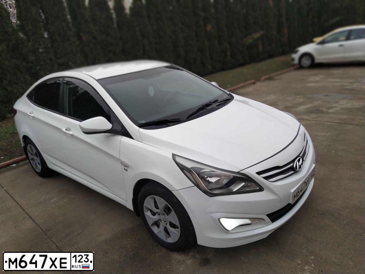 Фото автомобиля HYUNDAI SOLARIS, 2016 — госномер Е640СН82. Цвет: Белый