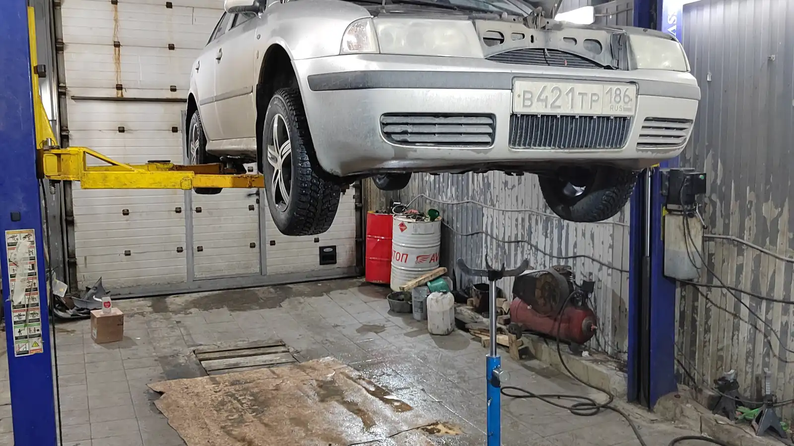Фото автомобиля SKODA OCTAVIA, 2001 — госномер В421ТР186. Цвет: СЕРЕБРИСТЫЙ