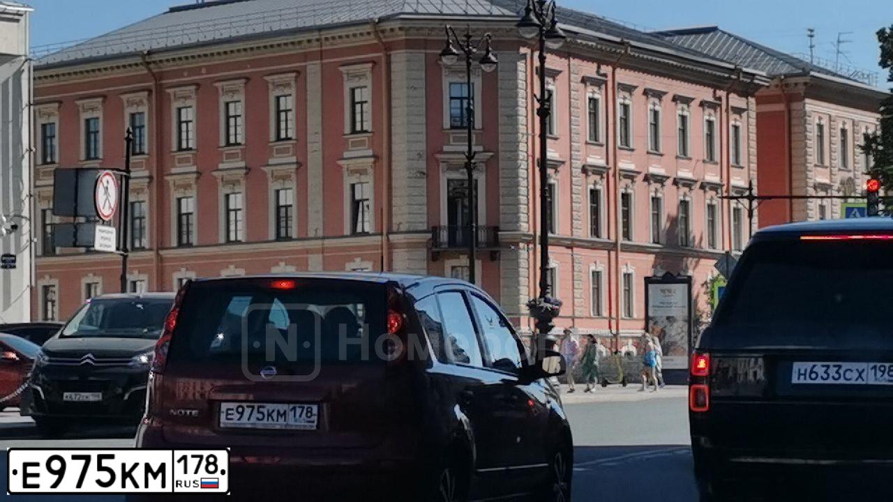 Фото автомобиля NISSAN NOTE, 2011 — госномер Е975КМ178. Цвет: Красный