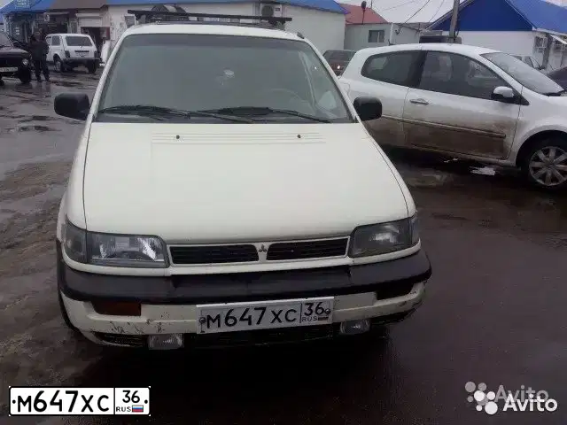 Фото автомобиля MITSUBISHI SPACE WAGON, 1992 — госномер М647ХС36. Цвет: Белый
