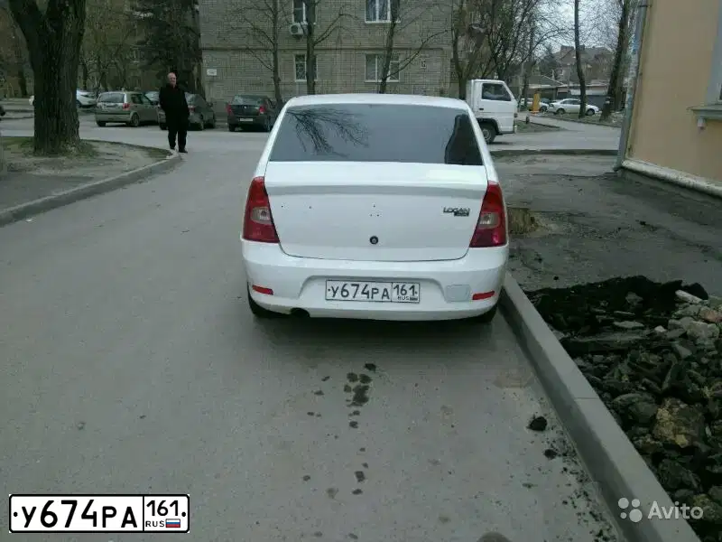 Фото автомобиля RENAULT LOGAN, 2012 — госномер Е211МА08. Цвет: Белый