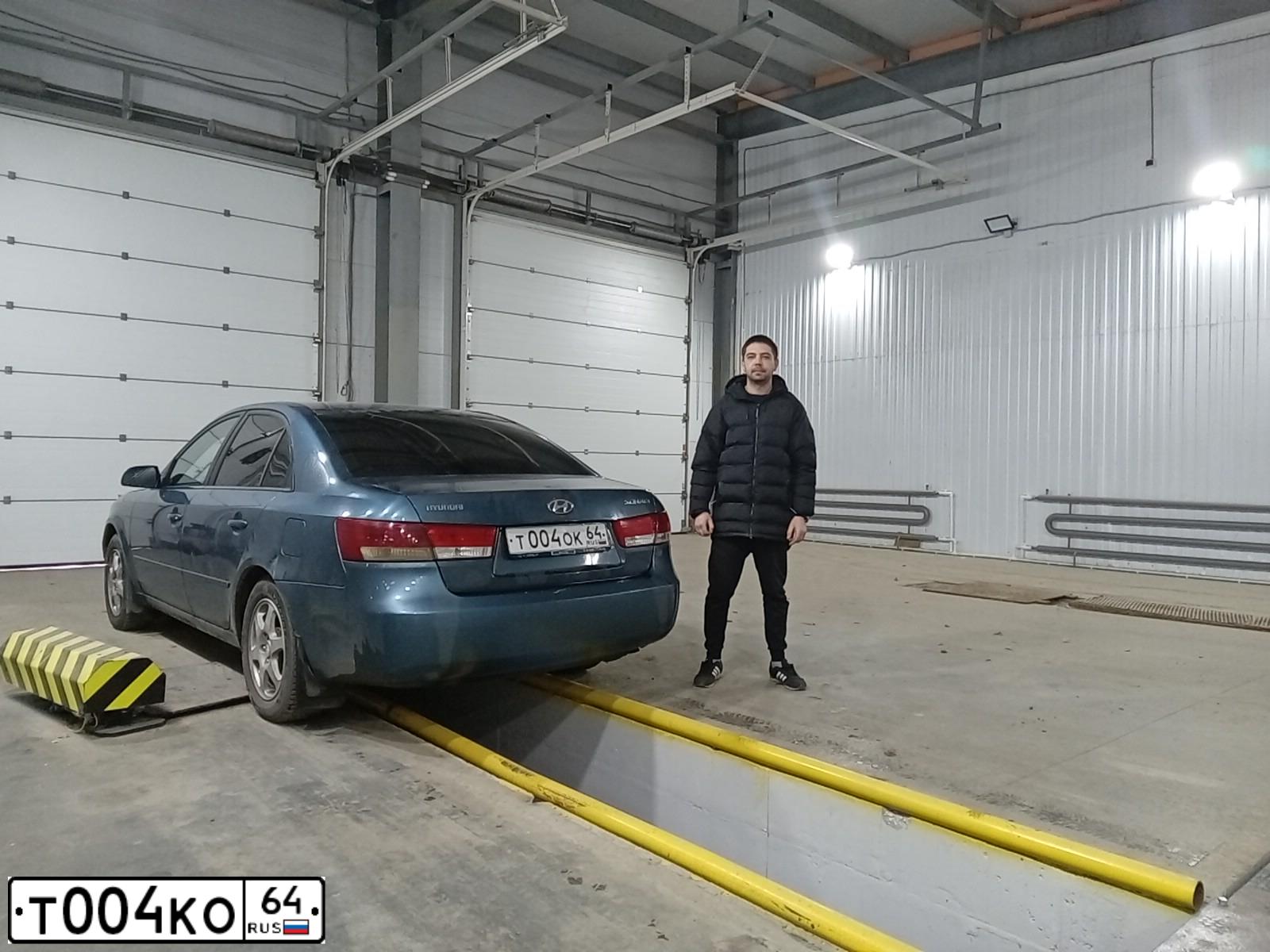 Фото автомобиля HYUNDAI SONATA, 2005 — госномер М165КЕ164. Цвет: Серо-Синий