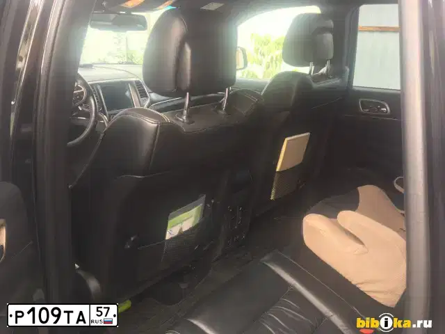 Фото автомобиля JEEP GRAND CHEROKEE, 2013 — госномер С982РН799. Цвет: СВЕТЛО-ЧЕРНЫЙ