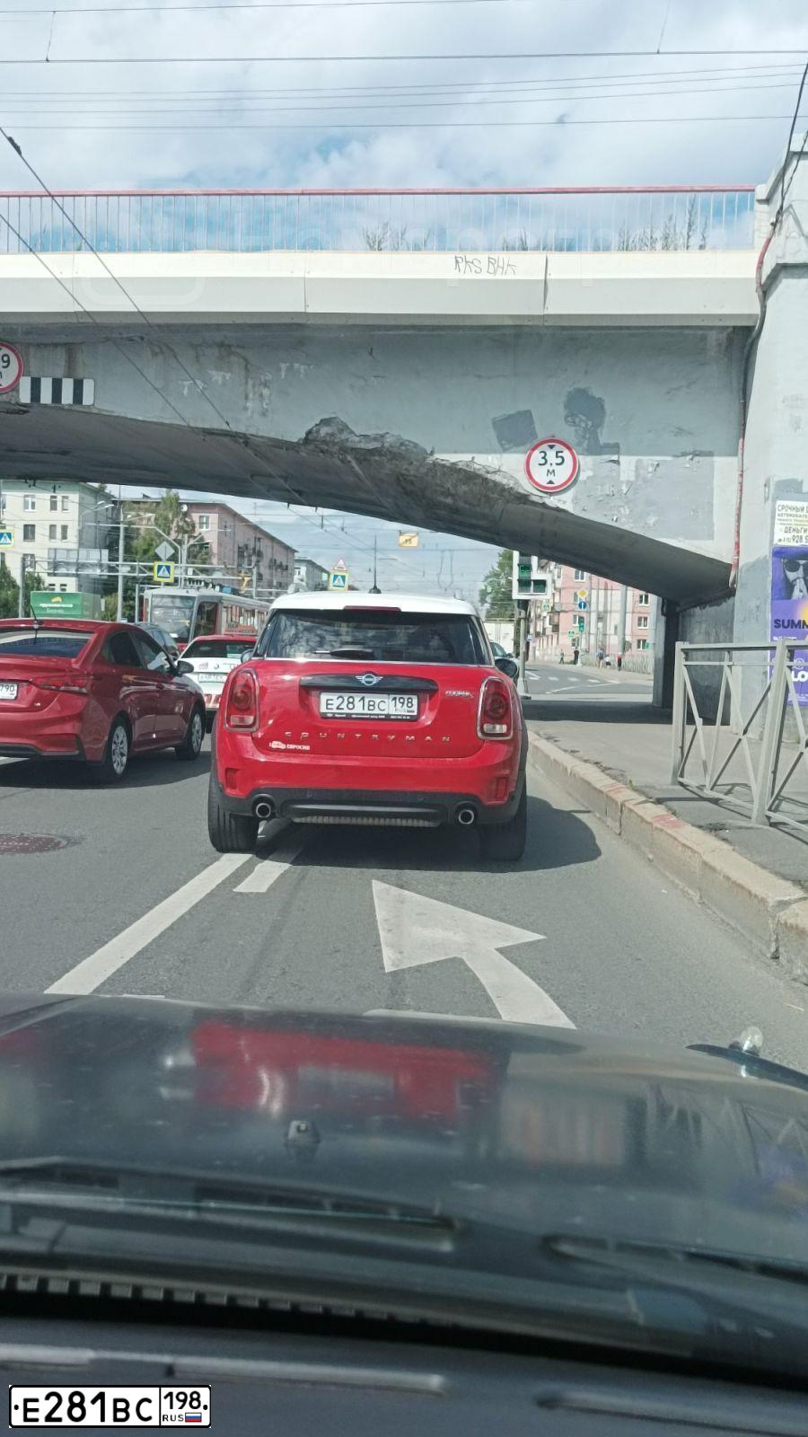 Фото автомобиля MINI I MINI, 2019 — госномер Е281ВС198. Цвет: ЯРКО-КРАСНЫЙ