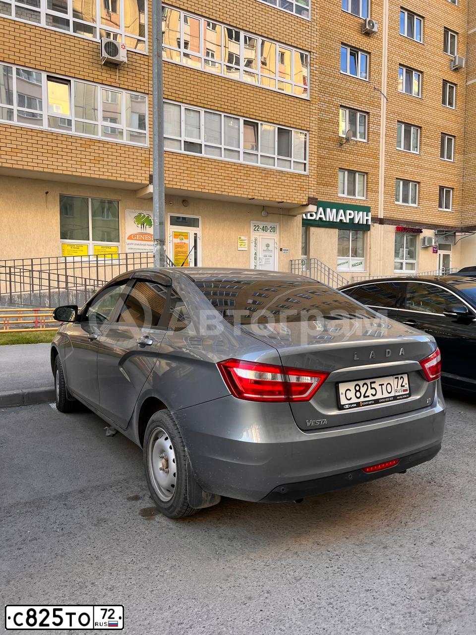 Фото автомобиля LADA VESTA, 2018 — госномер С825ТО72. Цвет: Серый