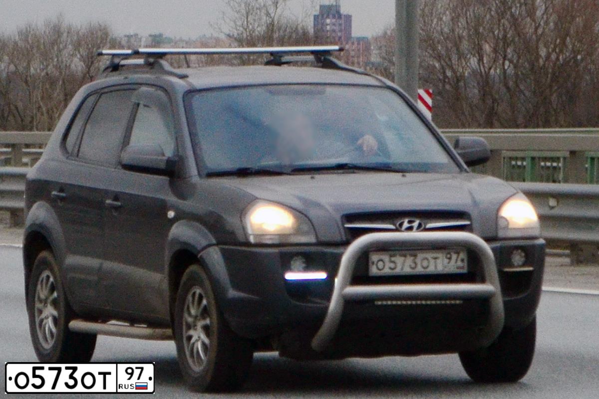 Фото автомобиля HYUNDAI TUCSON, 2008 — госномер О573ОТ97. Цвет: ТЕМНО-СЕРЫЙ