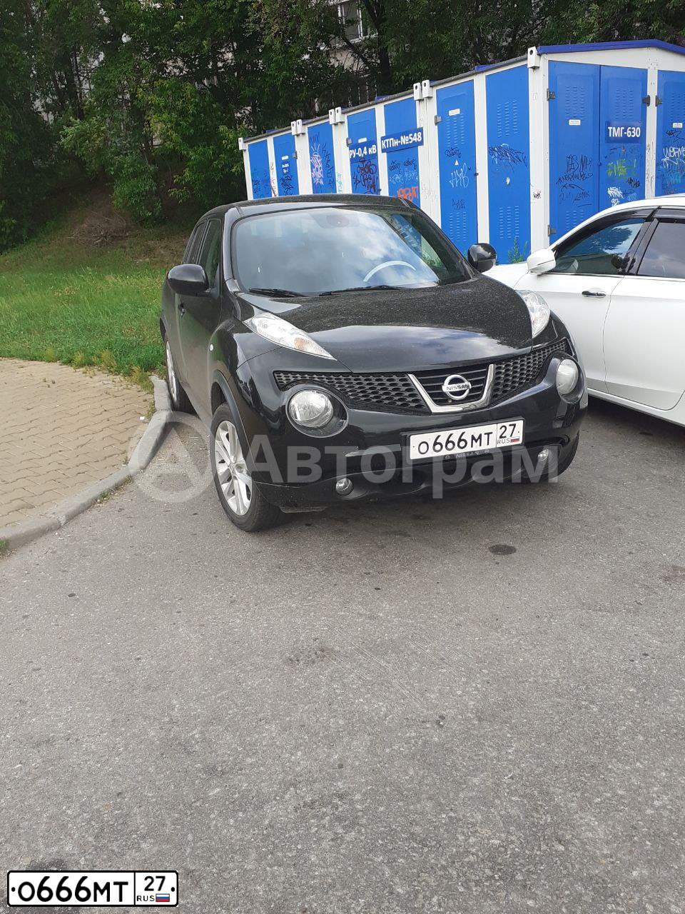Фото автомобиля NISSAN JUKE, 2011 — госномер О666МТ27. Цвет: ЧЕРНЫЙ