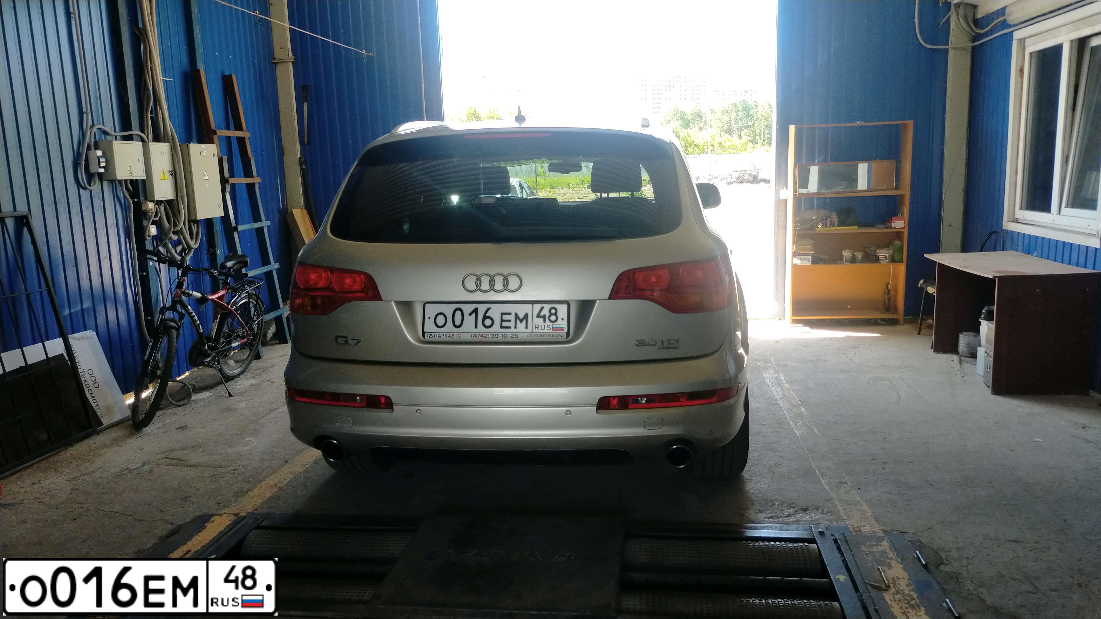 Фото автомобиля AUDI Q7, 2008 — госномер М964РР96. Цвет: БЕЖЕВЫЙ
