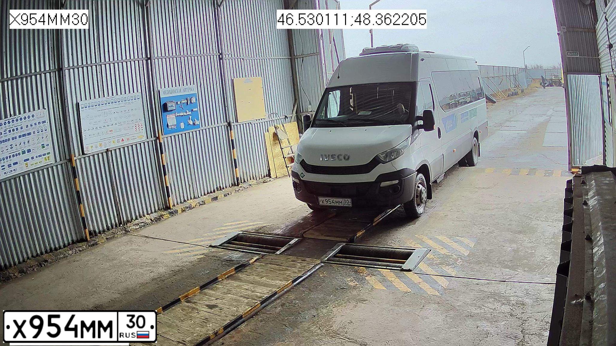 Фото автомобиля IVECO DAILY, 2014 — госномер Х954ММ30. Цвет: БЕЛЫЙ