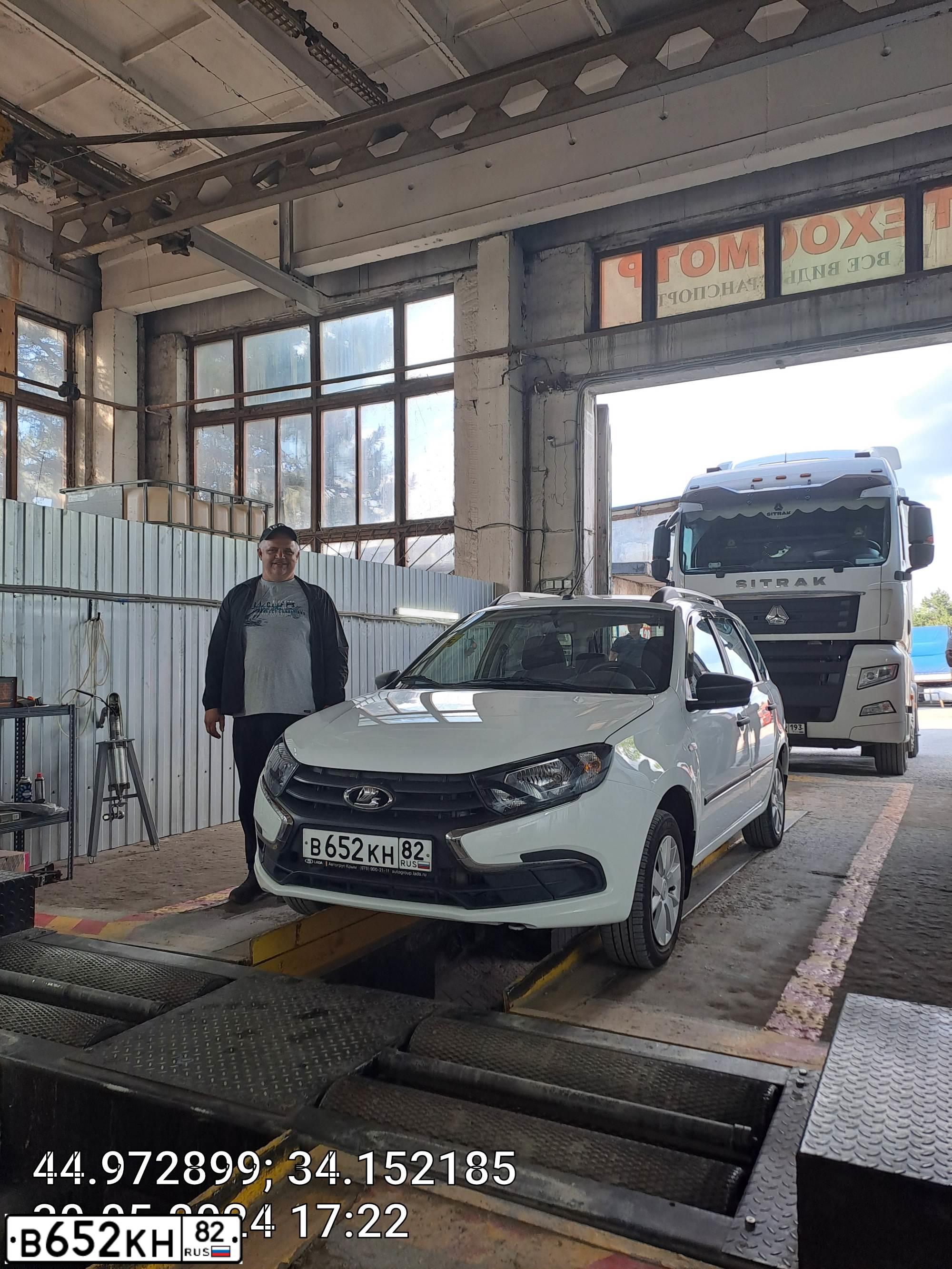 Фото автомобиля LADA  219410 LADA GRANTA, 2019 — госномер В652КН82. Цвет: БЕЛЫЙ