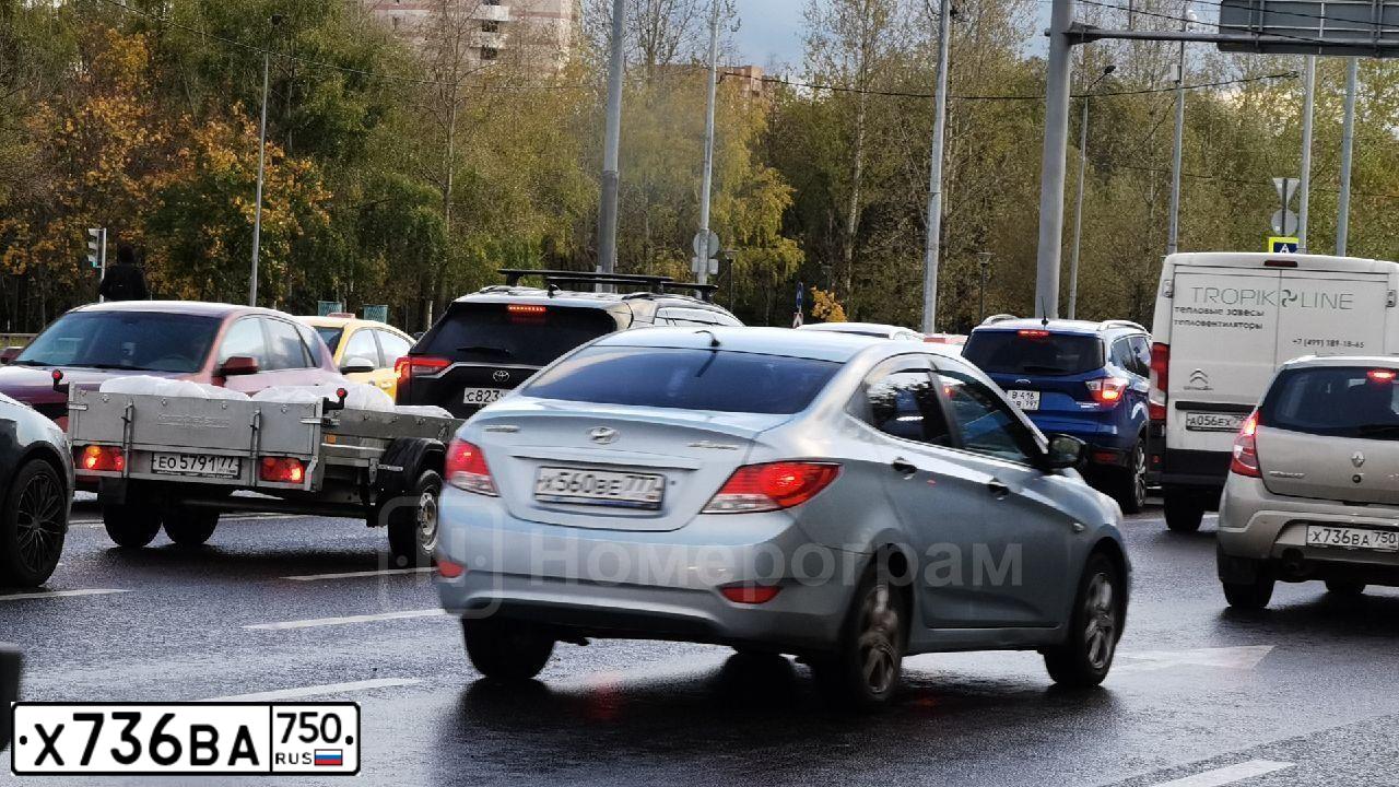 Фото автомобиля RENAULT SANDERO, 2013 — госномер Х736ВА750. Цвет: БЕЖЕВЫЙ
