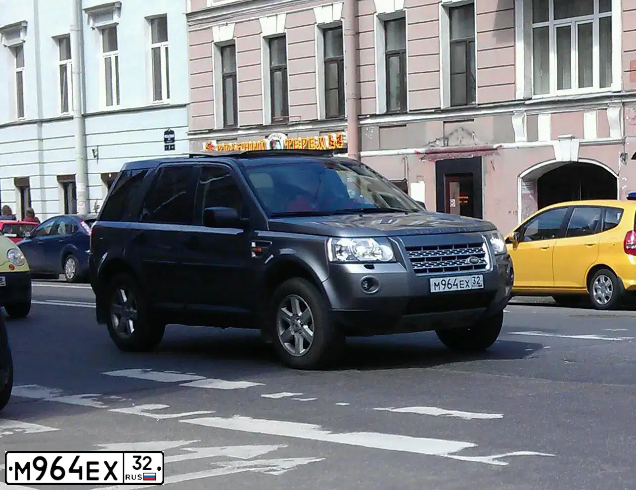 Фото автомобиля LANDROVER FREELANDER, 2008 — госномер М964ЕХ32. Цвет: ТЕМНО-СЕРЫЙ