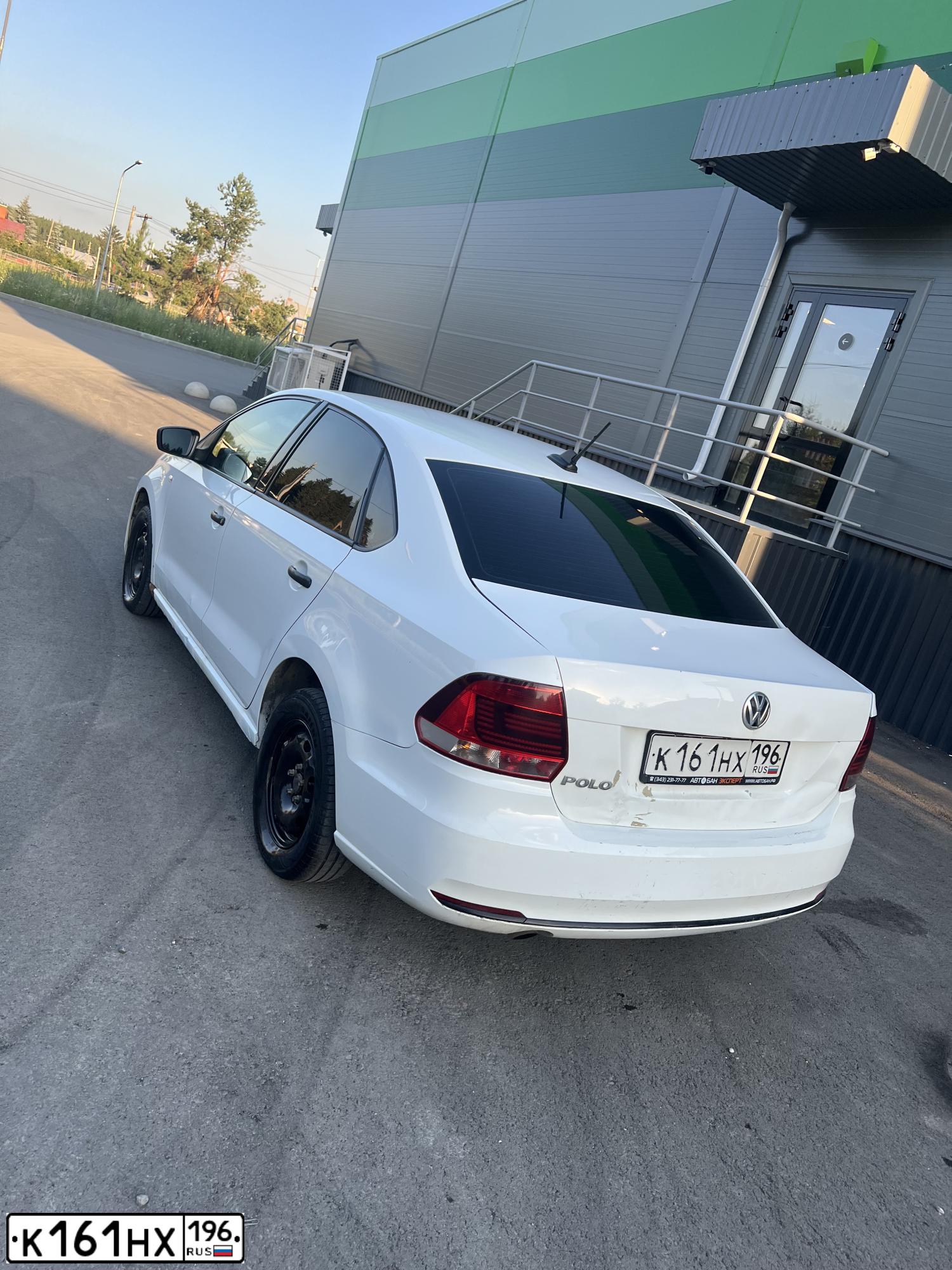 Фото автомобиля VOLKSWAGEN POLO, 2018 — госномер Х274КА196. Цвет: Белый