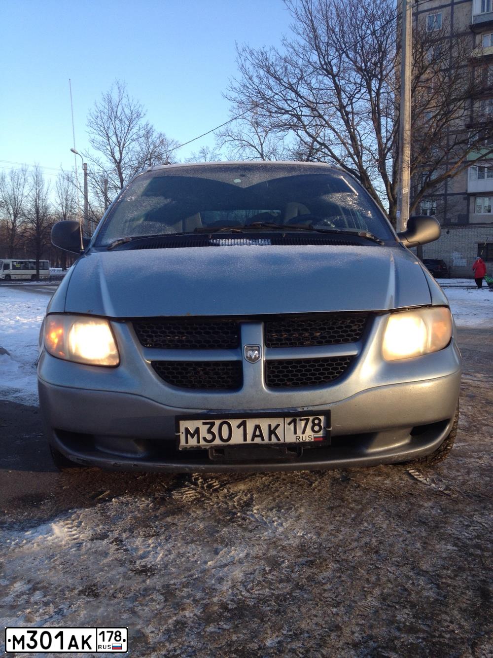 Фото автомобиля DODGE /GRAND/ CARAVAN, 2003 — госномер Н510МС198. Цвет: голубой
