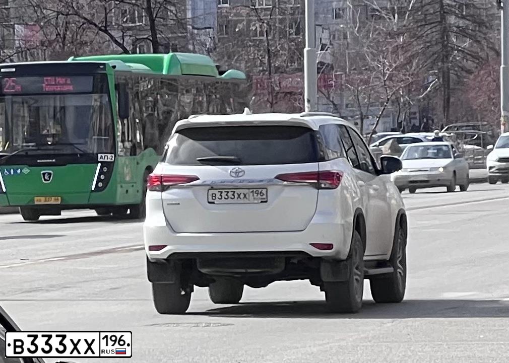 Фото автомобиля BMW X3, 2015 — госномер В333ХХ196. Цвет: Коричневый